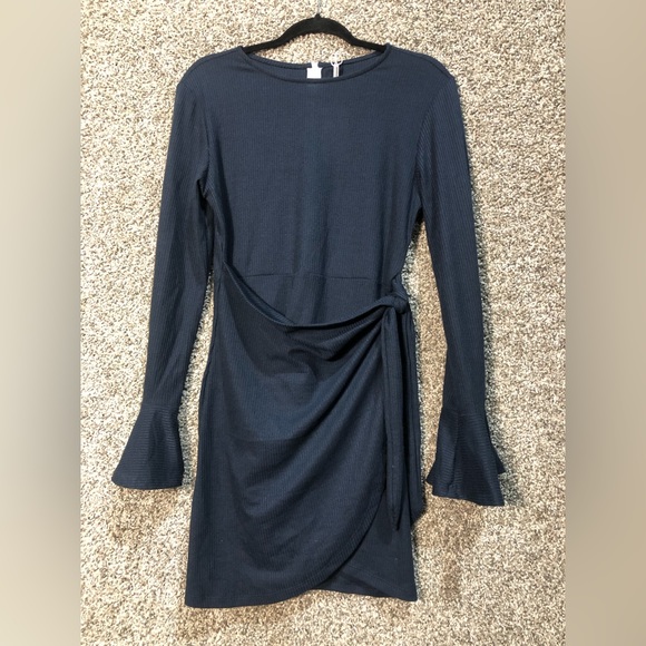 NWT Tie Waist Bodycon Long Bell Sleeve Mini Dress Size Large - Picture 4 of 7